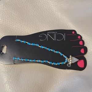 Anklet for the beach! Anklet features turquoiseand gold-tone beads